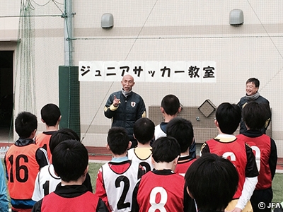 ｢文京区ジュニアサッカー教室」で47人の子供たちがサッカーを楽しむ