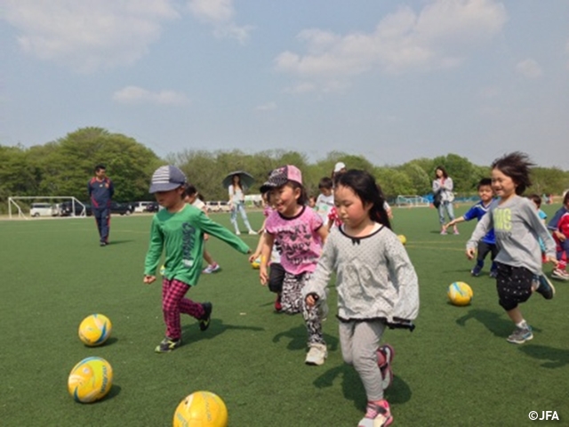 JFAキッズサッカーフェスティバル 岐阜県の各務野フェニックスフィールドに約100人が参加！