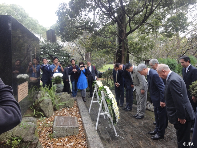 JFA president Daini visits Sao Paulo immigrants memorial monuments