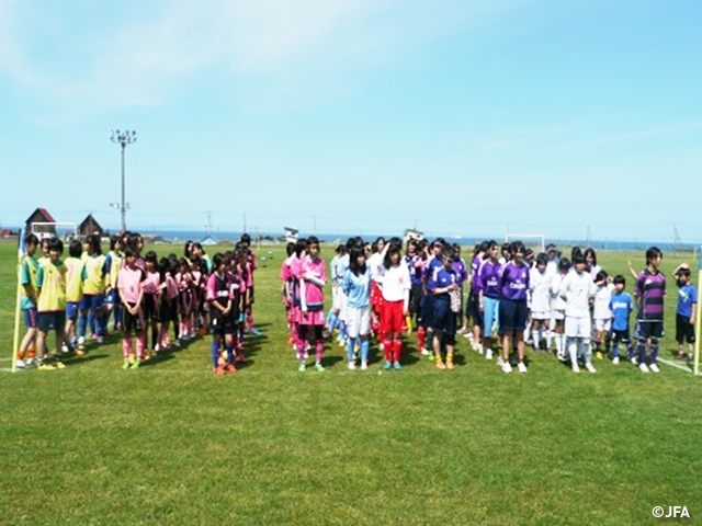 JFAレディース／ガールズサッカーフェスティバル 北海道の稚内市富士見球技場に、約100人が参加！