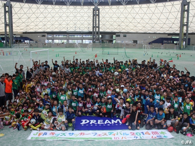 JFAキッズサッカーフェスティバル　熊本県のパークドーム熊本に、約330人が参加！