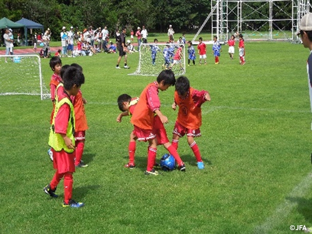 JFAキッズサッカーフェスティバル　石川県の西部緑地公園陸上競技場に、約410人が参加！