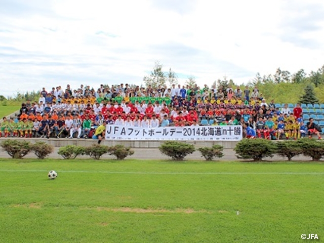 JFAフットボールデー 北海道の帯広の森球技場に、約750人が参加！
