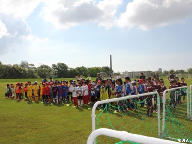 JFAキッズサッカーフェスティバル　北海道の苫小牧市緑ヶ丘サッカー場に、約420人が参加！