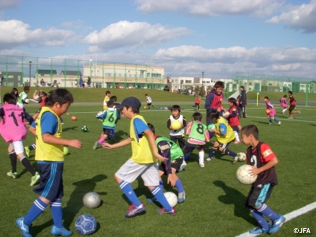 JFAキッズサッカーフェスティバル　北海道旭川市の旭川市東光スポーツ公園に、約400 人が参加！