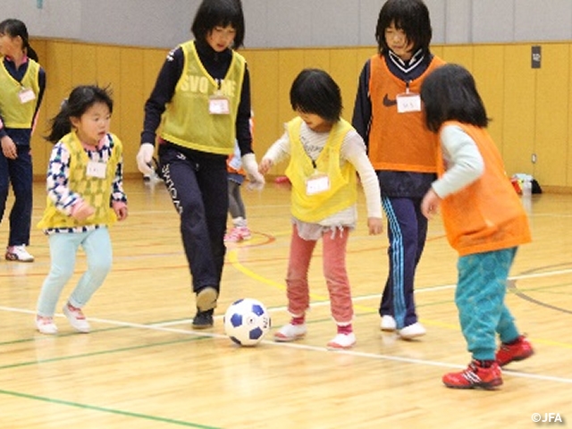 JFAガールズサッカーフェスティバル　長野県岡谷市の岡谷市民総合体育館・東体育館に、約40人が参加！