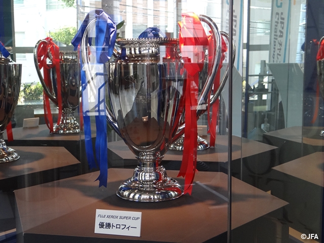 FUJI XEROX SUPER CUP 2015　優勝トロフィーやサイン入り大会パネルを展示