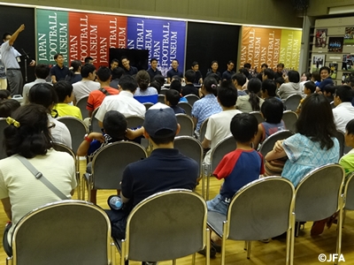 プロフェッショナルレフェリーが、日本サッカーミュージアムで子供たちと交流会を行う