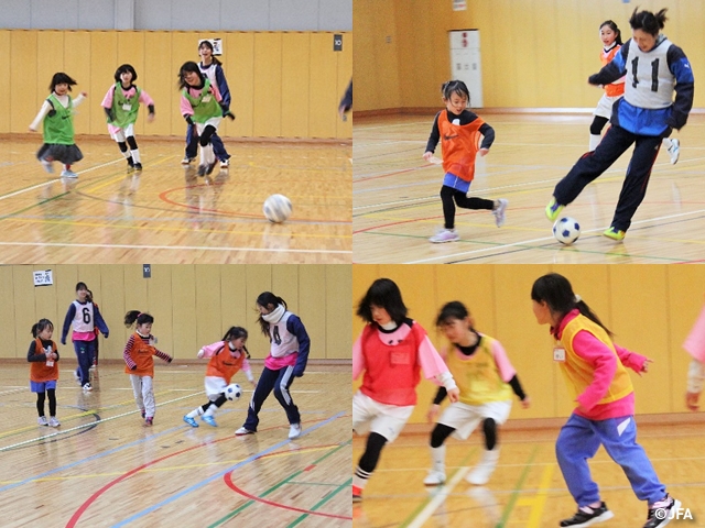 JFAガールズサッカーフェスティバル　長野県岡谷市の岡谷市民総合体育館の東体育館に、約50人が参加！