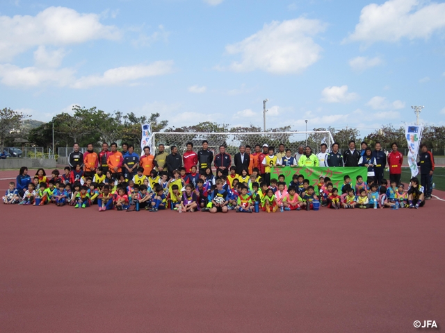 JFAキッズサッカーフェスティバル　沖縄中頭郡の吉の浦公園　ごさまる陸上競技場に、約210人が参加！