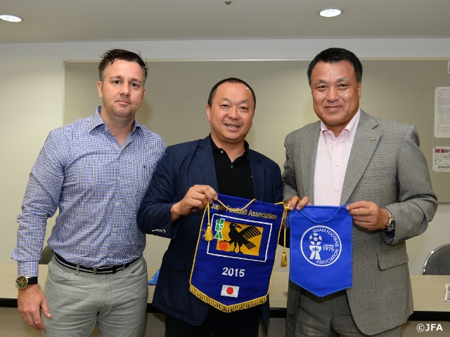 グアムサッカー協会のリチャード・ライ会長、ゲイリー・ホワイト監督がJFAハウスを訪問。 日本での強化合宿でFIFAワールドカップアジア2次予選での躍進を誓う