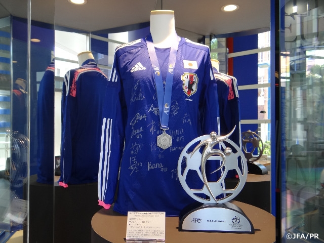 AFC女子フットサル選手権マレーシア2015の準優勝メダルなどを展示