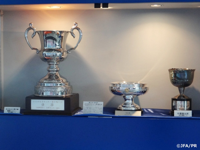 皇后杯、優勝トロフィーなどを展示　皇后杯全日本女子サッカー選手権大会