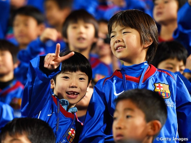 FCバルセロナに大興奮の日本の子供たち（FIFA.com）