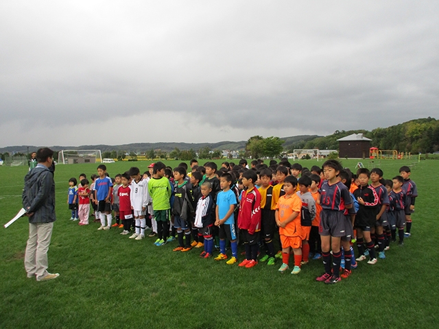 JFAキッズ（U-6/8/10）サッカーフェスティバル 北海道名寄市の名寄市日進健康の森多目的広場に、335人が参加！