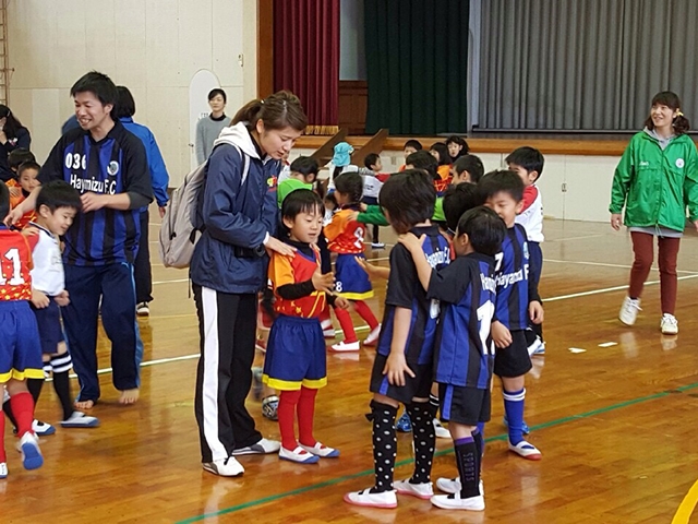 JFAキッズ（U-6）サッカーフェスティバル 宮崎県宮崎市の宮崎県青島少年自然の家体育館に、300人が参加！