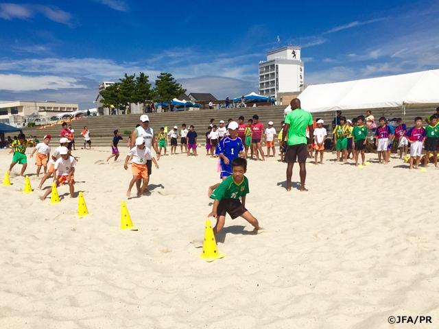 Japan's beach soccer coach Marcelo MENDES holds clinic in Hyogo