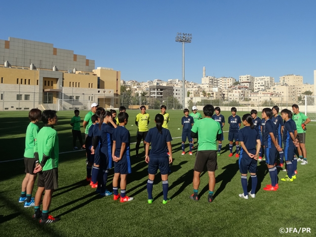 U-17 Japan women's squad interact with Syrian refugees