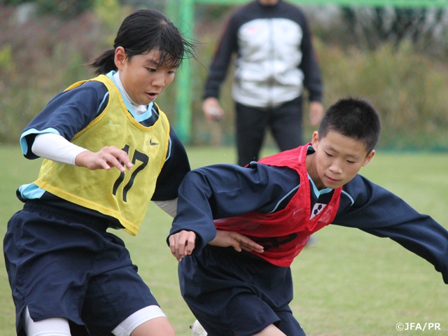 JFA Elite Programme Women’s U-13 players arrive at camp site in Korea Republic, win practice match