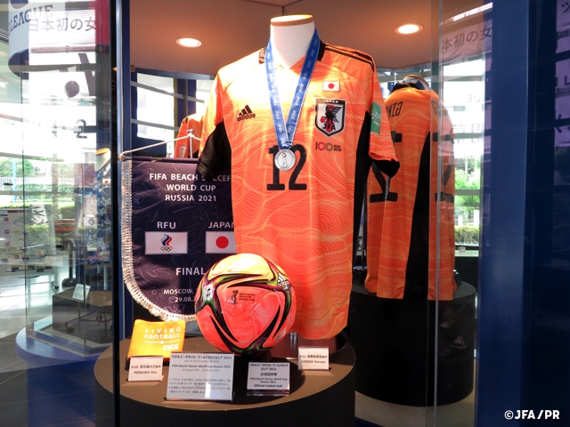 FIFAビーチサッカーワールドカップロシア2021の準優勝メダルなどを展示　～日本サッカーミュージアム～