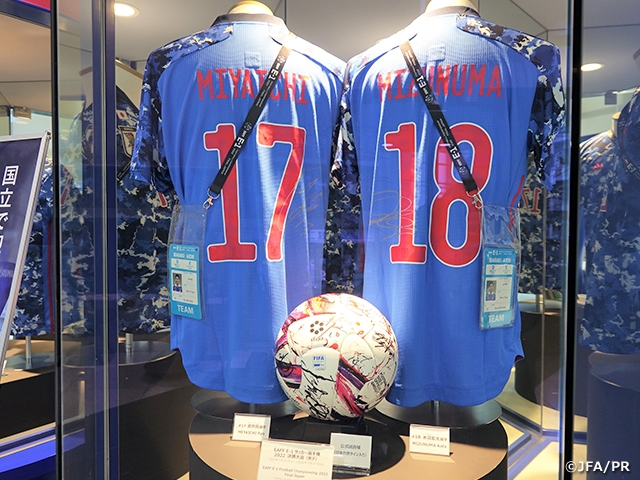 SAMURAI BLUE(日本代表)・なでしこジャパン（日本女子代表） EAFF E-1 サッカー選手権 2022 決勝大会でのトロフィーなどを展示　～日本サッカーミュージアム～