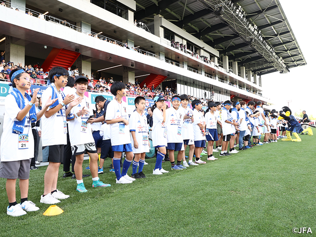試合直前のウォームアップツアー。試合に臨む選手たち
        の熱量を間近で感じられるプログラムとなった