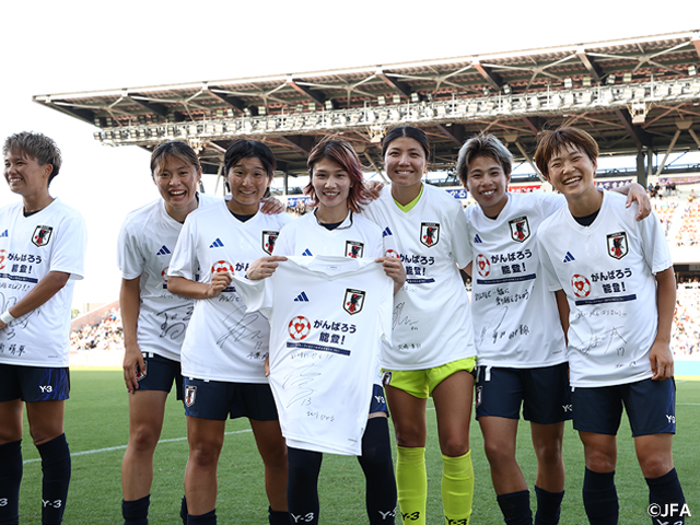能登半島地震復興支援の一環としてJFAとadidasが共同制作したTシャツは会場で販売するほか、チャリティーオークションも実施