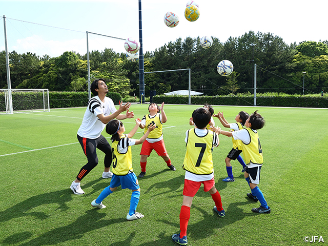 子どもたちと声を掛け合い、協力してゲームに臨む町田選手