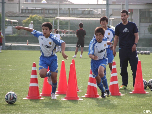 Francesc Rubio Sedano trains future prospects at JFA Academy Kumamoto Uki
