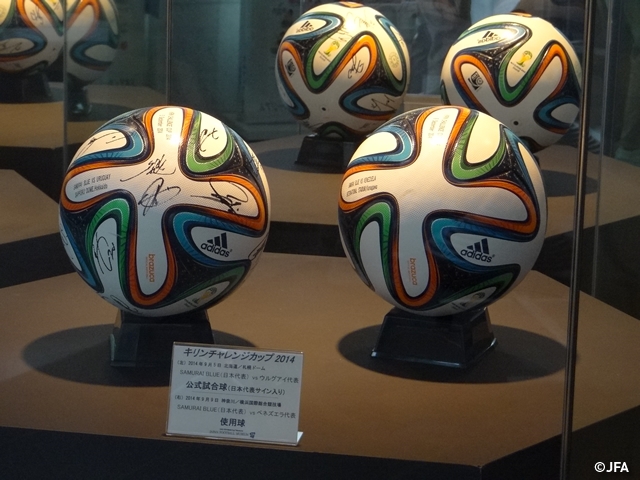 キリンチャレンジカップ14 日本代表サイン入り公式試合球とマッチボールを展示 日本サッカーミュージアム Jfa 公益財団法人日本サッカー協会