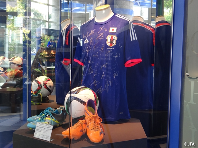 キリンチャレンジカップ15 Jalチャレンジカップ15での使用球 Samurai Blue 日本代表 のサイン入りユニフォーム やスパイクを展示 Jfa 公益財団法人日本サッカー協会