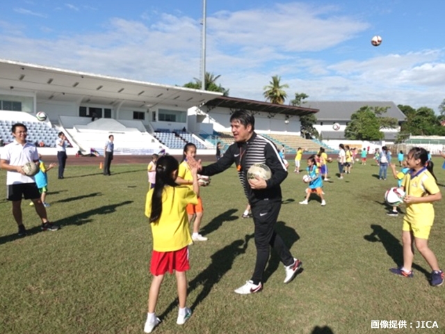 Former national team player NAGASHIMA Akihiro conducts football class in Laos for JICA programme
