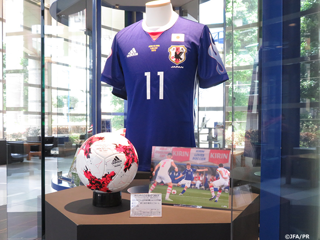 キリンチャレンジカップ17 ユニフォームと使用球 サイン入りポスターを展示 日本サッカーミュージアム Jfa 公益財団法人日本サッカー協会