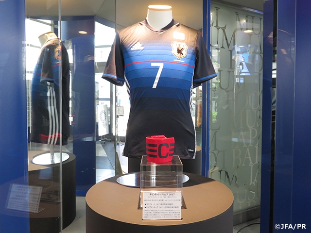 キリンチャレンジカップ17 10 6 金 Samurai Blue 日本代表 Vs ニュージーランド代表 選手着用ユニフォームとキャプテンマーク を展示 日本サッカーミュージアム Jfa 公益財団法人日本サッカー協会