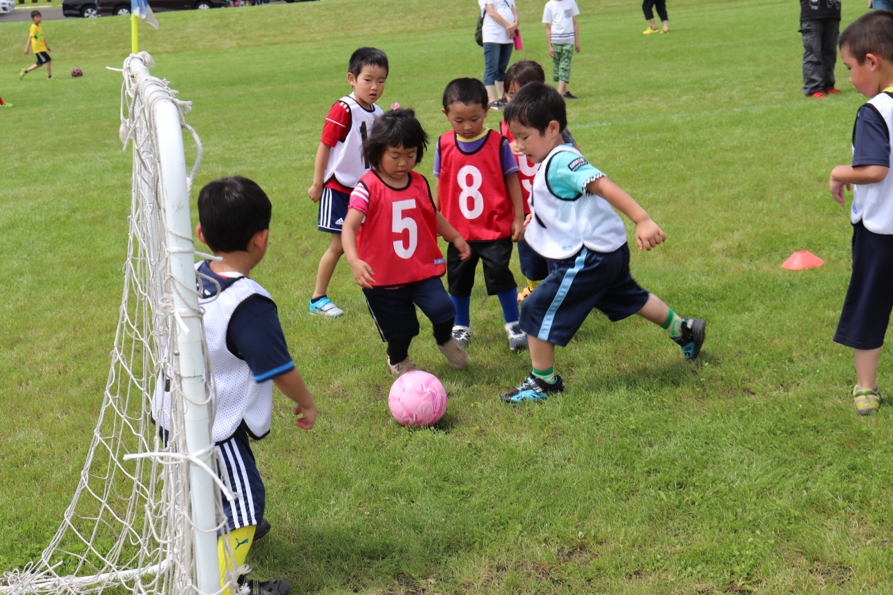 JFAキッズ（U-6）サッカーフェスティバル 北海道岩見沢市の岩見沢市幌向緑地公園に90人が参加！