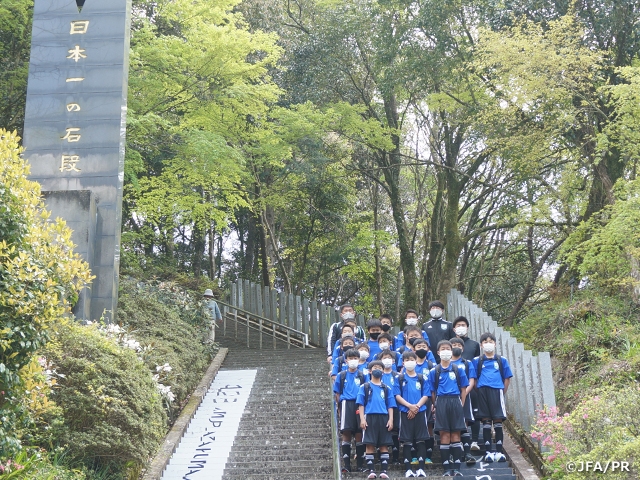 JFAアカデミー熊本宇城　「13期生が日本一の石段に挑戦」