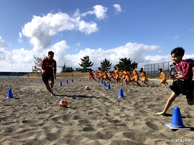 高知県でビーチサッカー巡回クリニックを実施