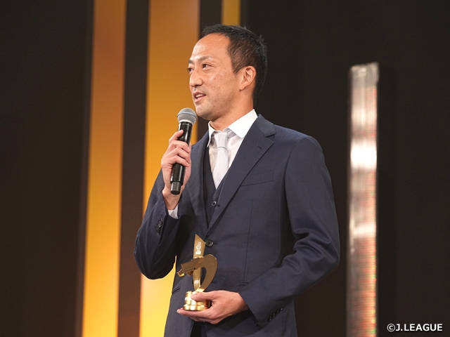 Mr. IIDA Jumpei named Referee of the Year and Mr. NISHIHASHI Isao named Assistant Referee of the Year at the 2021 J.League Awards