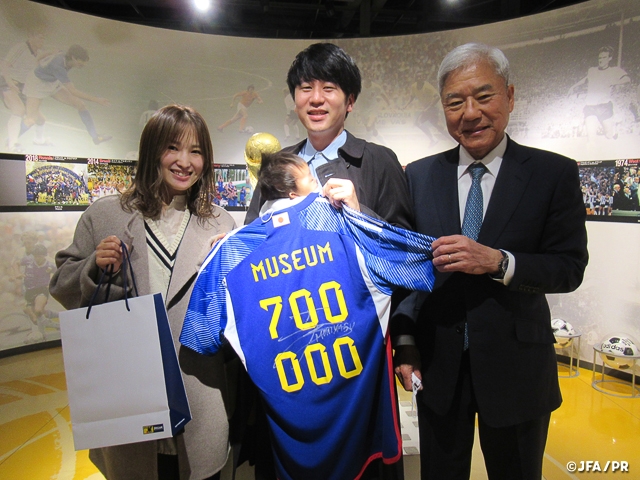 日本サッカーミュージアム　70万人目の入館者を迎える