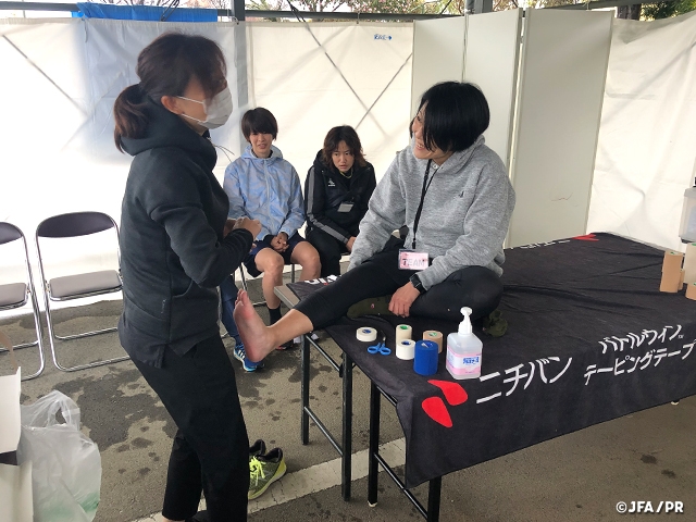 ニチバンが第34回全日本O-30女子サッカー大会にテーピングサポートブースを出展