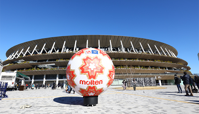 モルテン　天皇杯公式試合球ジャンボボール展示